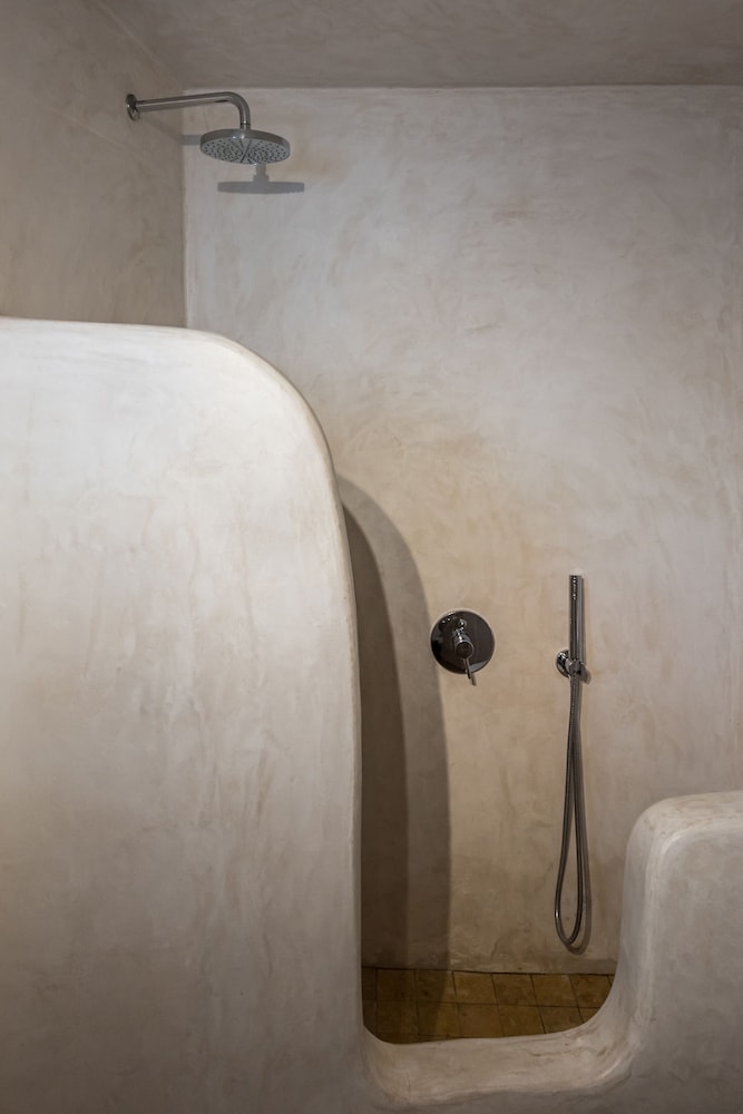 Superior Suite, Jetted Tub (Caldera View) - Photo 3