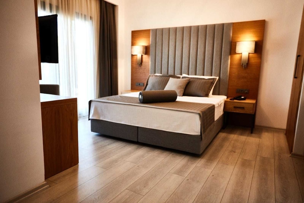 Deluxe Double Room Single Use, 1 King Bed