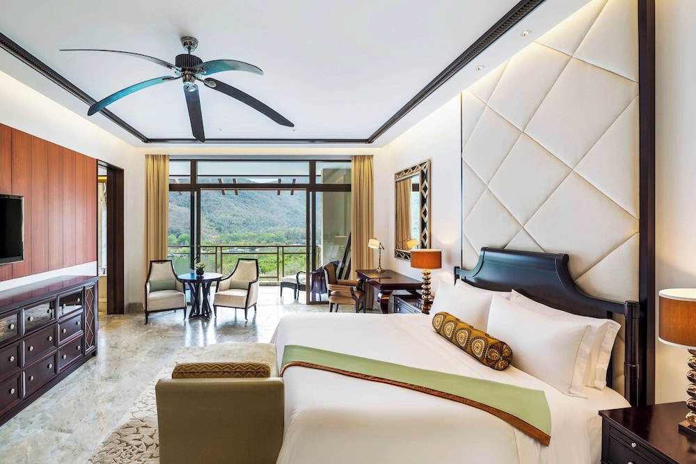 Grand Room, 1 King Bed, Harbor View - Photo 5