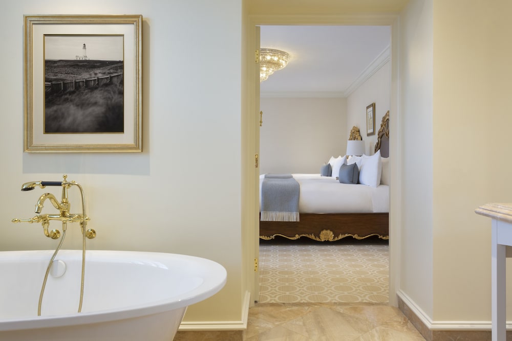 Premium Twin Room - Photo 4