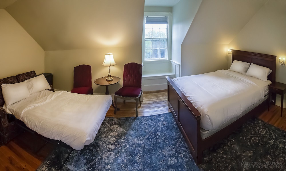 Middle Room, 1 Queen Bed, Twin size sofa bed, Petite claw foot tub and shower photo 2