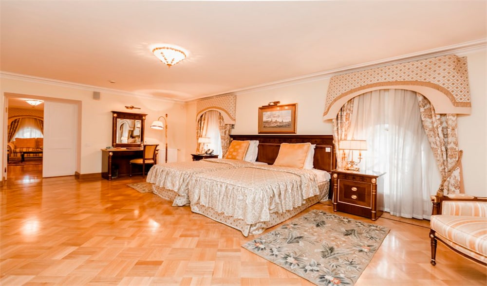 Three-room Family Suite "Catherine's Chambers" with two bedrooms