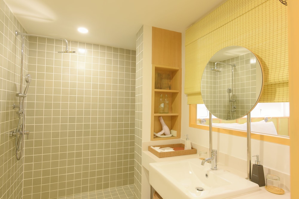 Deluxe Double Room, 1 King Bed, Garden View - Photo 7