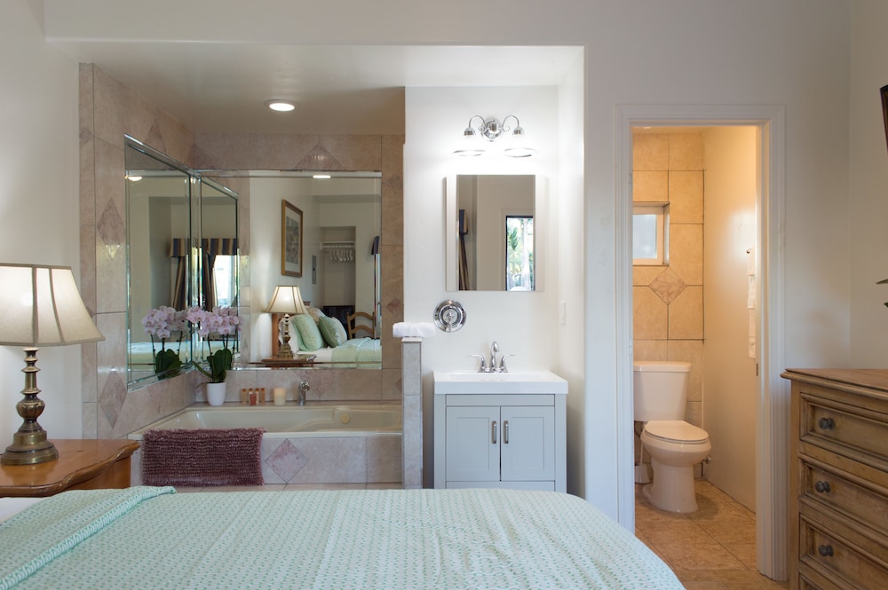 Room, 1 King Bed, Jetted Tub, Ground Floor