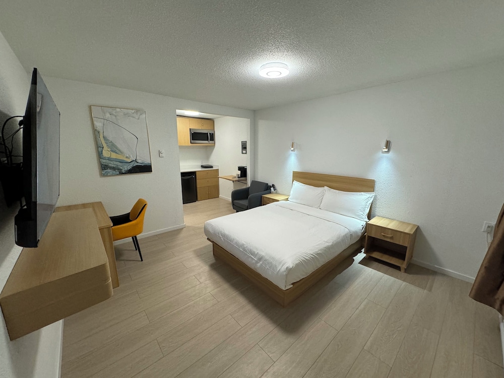 Deluxe Queen Room with Kitchenette photo 2