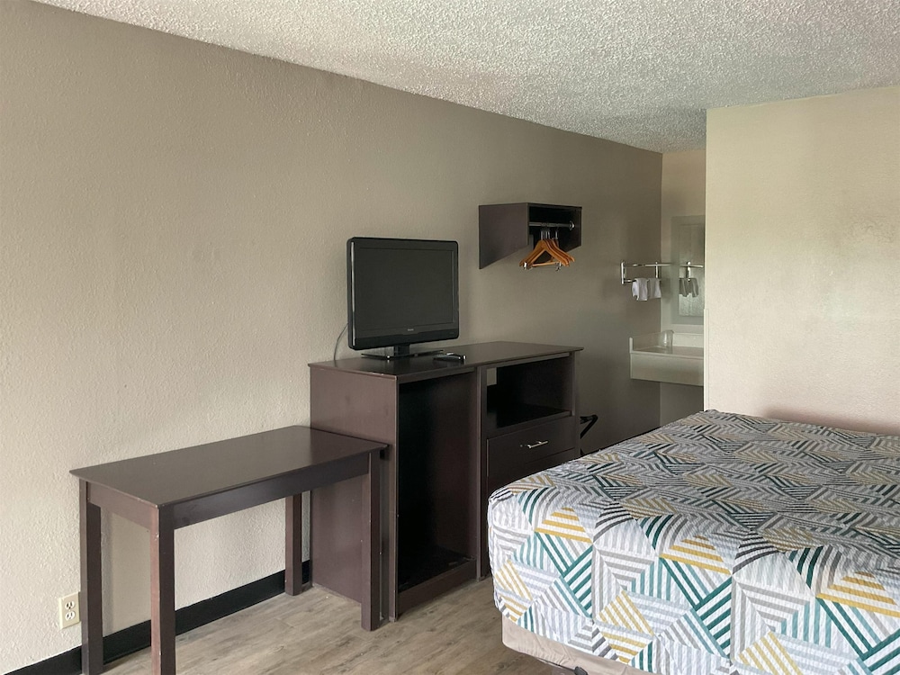 Standard Room, 1 King Bed, Non Smoking, Refrigerator & Microwave - Photo 1