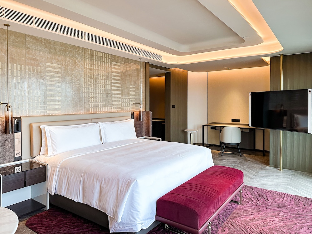 1 King Junior Suite Living Area photo 3