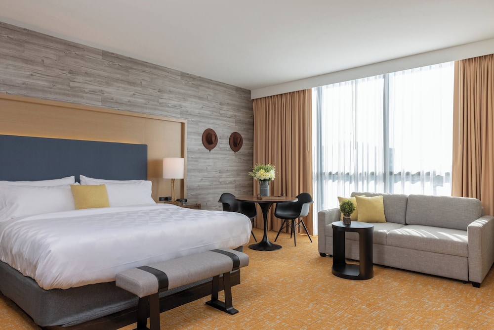 Premium Suite, 1 King Bed Concierge Top Floor (Morning Snack and Coffee Cart)