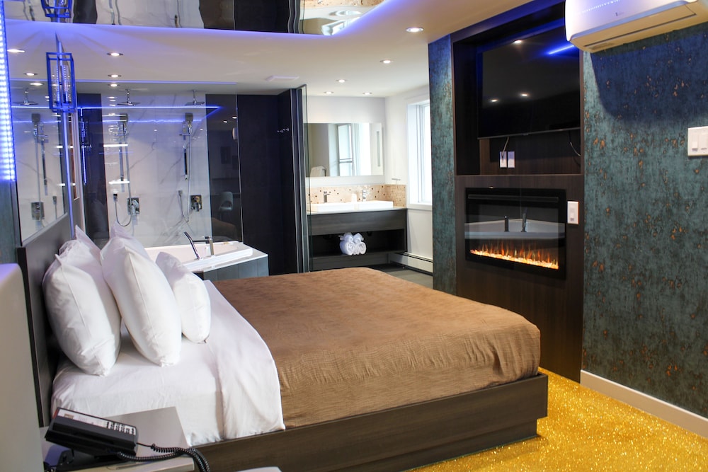 Signature Suite, 1 King Bed, Smoking, Hot Tub photo 2
