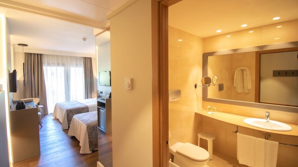 Triple Room (2 Adults and 1 Child) photo 3