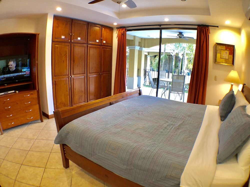 Comfort Condo, 2 Bedrooms, Poolside
