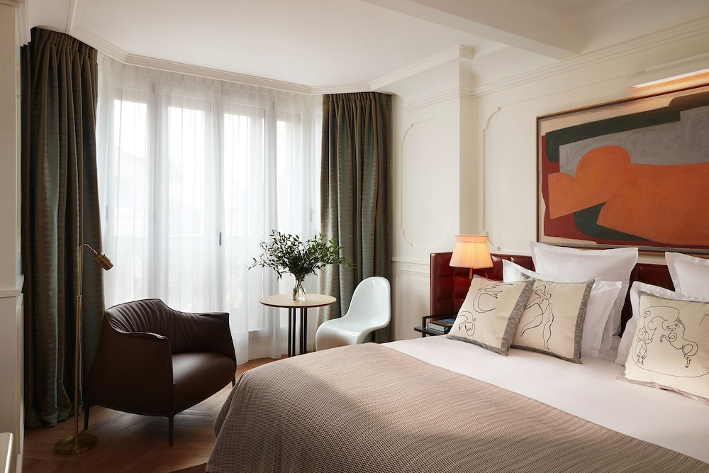 Junior Suite, city view or courtyard view