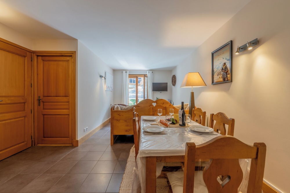 Family Apartment, Multiple Bedrooms (Vallorcine Balme 15 ski in / ski out) photo