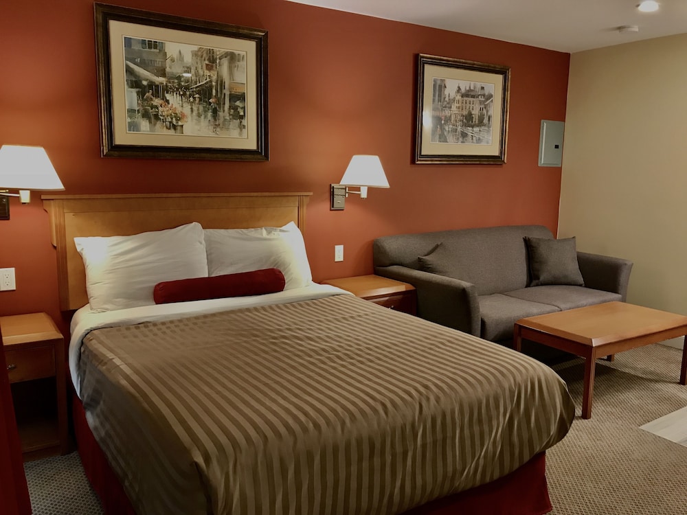 Deluxe Studio, 1 Queen Bed, Courtyard Area photo 1