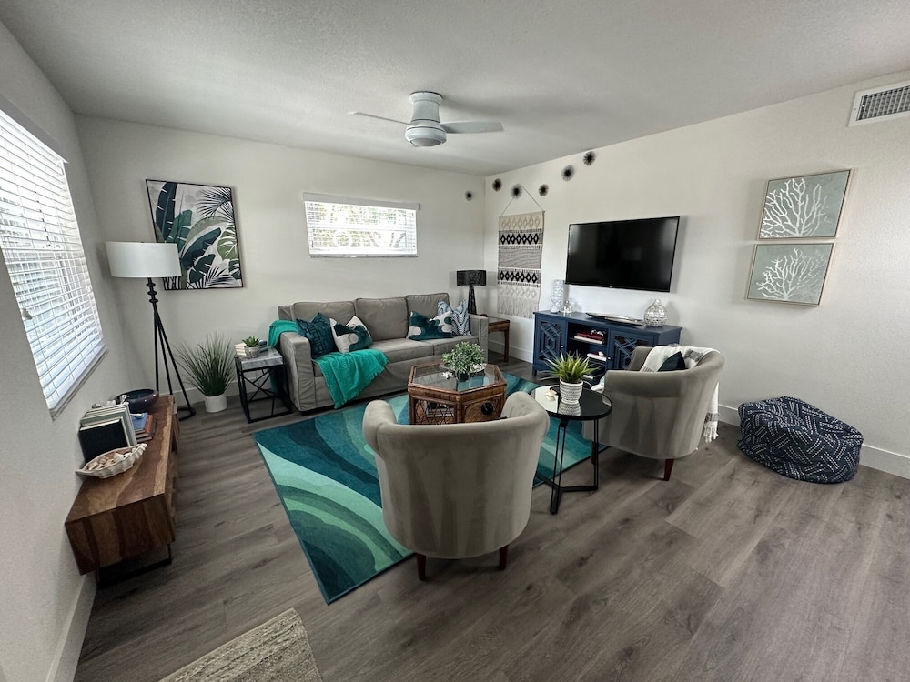 Deluxe Downtown Palm Condo 2 Bedroom Ground Floor Non-Smoking