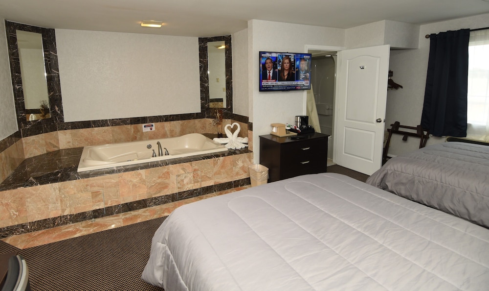 Deluxe Room, Multiple Beds, Non Smoking, Jetted Tub, 1 King and 1 Queen Bed photo 3