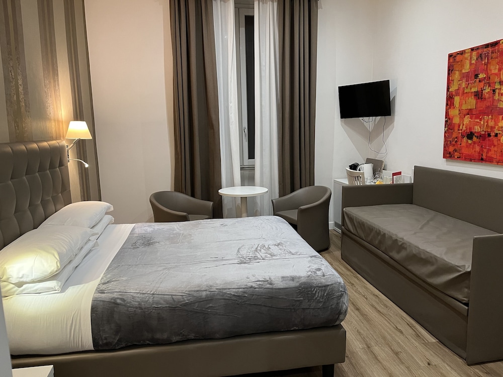 Grand Triple Room (Diocleziano Terme Partial View)