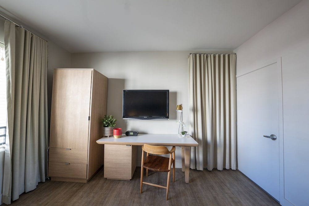 Premium Room, 1 King Bed photo 3