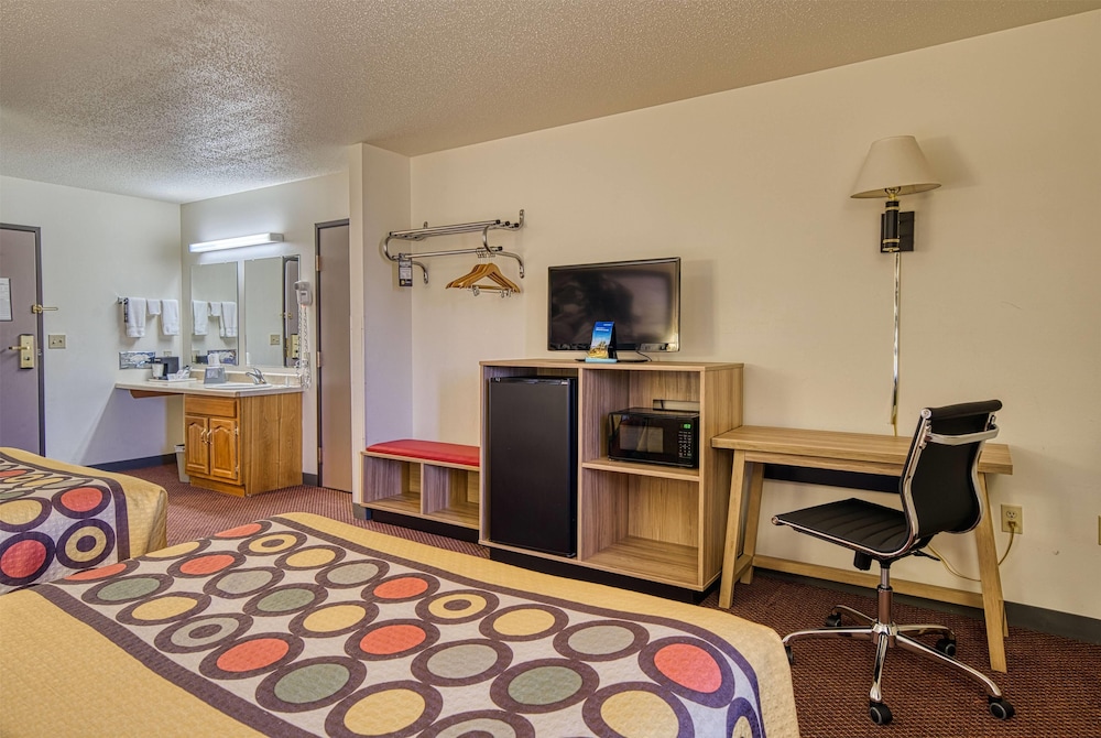 Standard Room, 2 Queen Beds - Photo 6