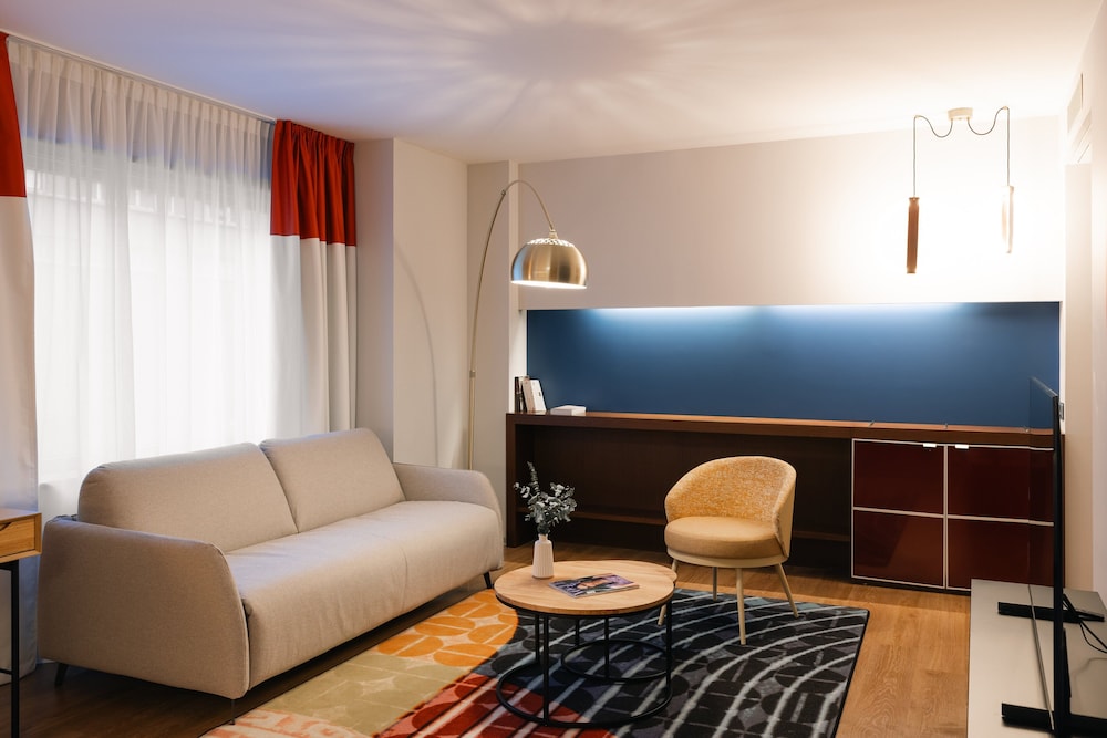 Suite, 1 King Bed - Photo 4