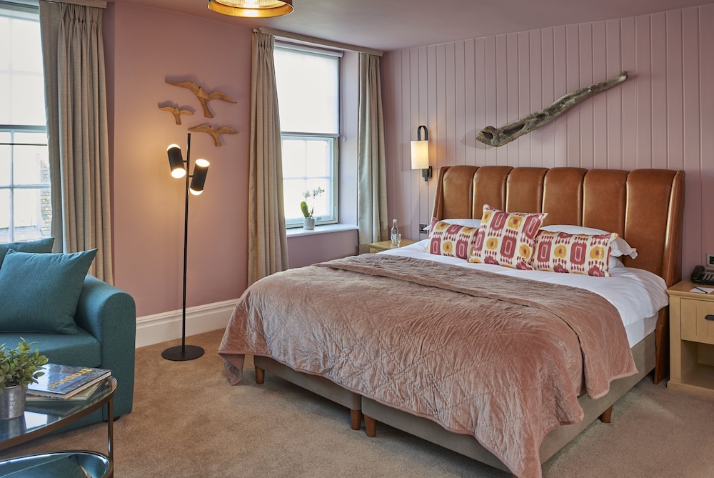Suite - Photo 1