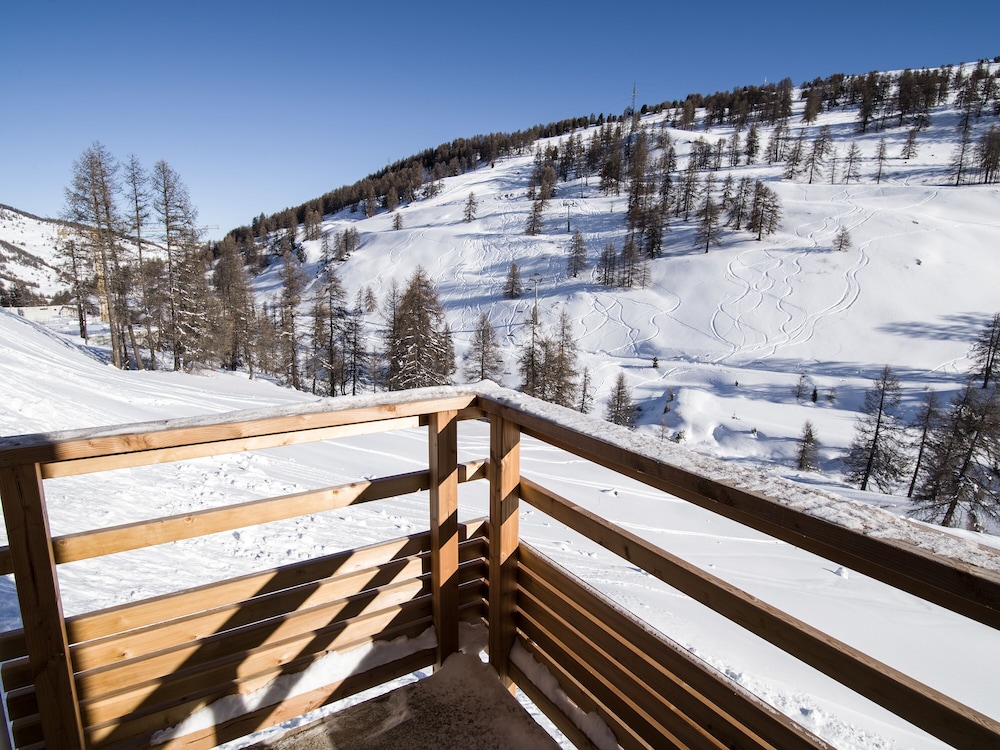 Superior Double Room, 1 King Bed, Balcony, Mountain View photo 2