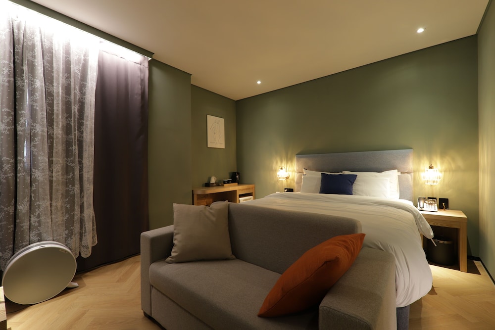 Suite - Photo 1