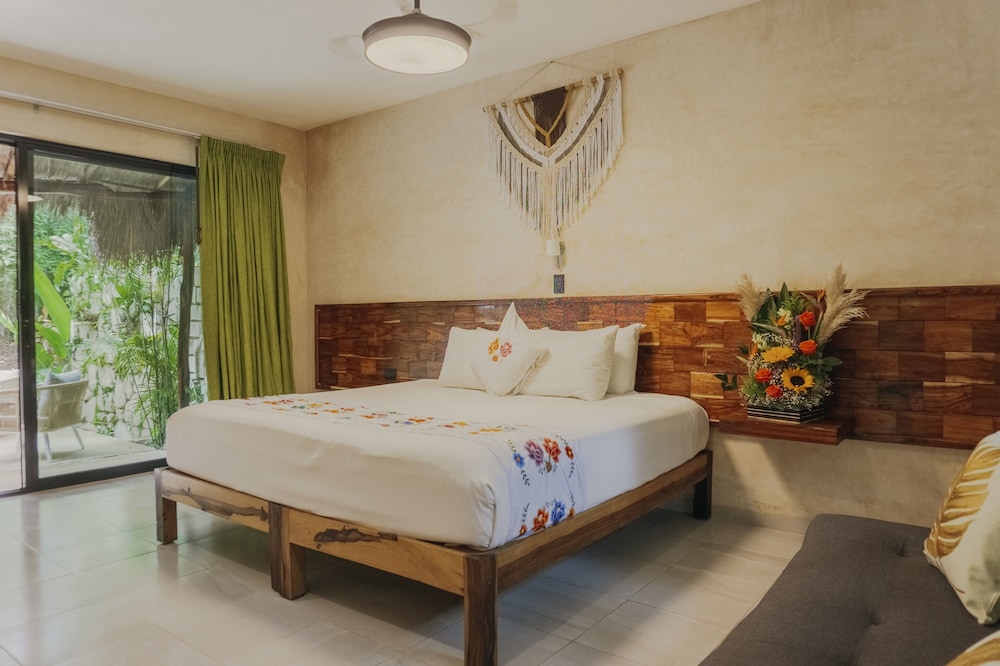Premium Bungalow 1 King Bed Jetted Tub
