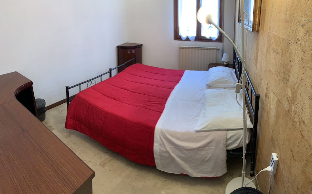Standard Double Room, Shared Bathroom, City View photo 2