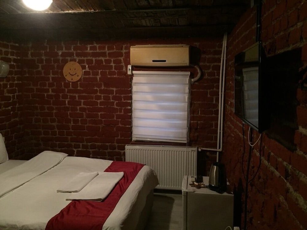 Economy Triple Room photo 3