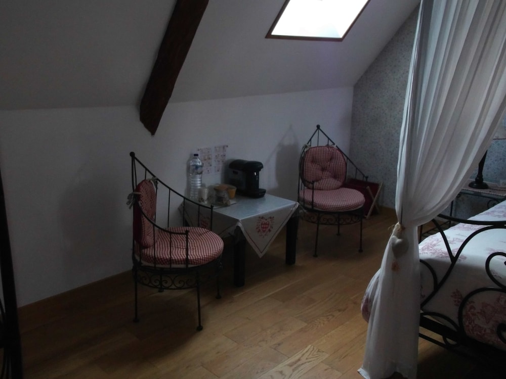 Superior Double Room, Ensuite, Garden View (Chambre Baldaquin) photo 2