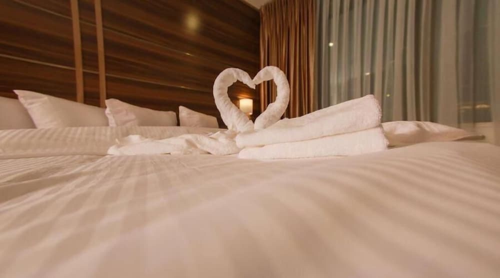 Deluxe Double Room (2 Adults + 1 Child) - Photo 1