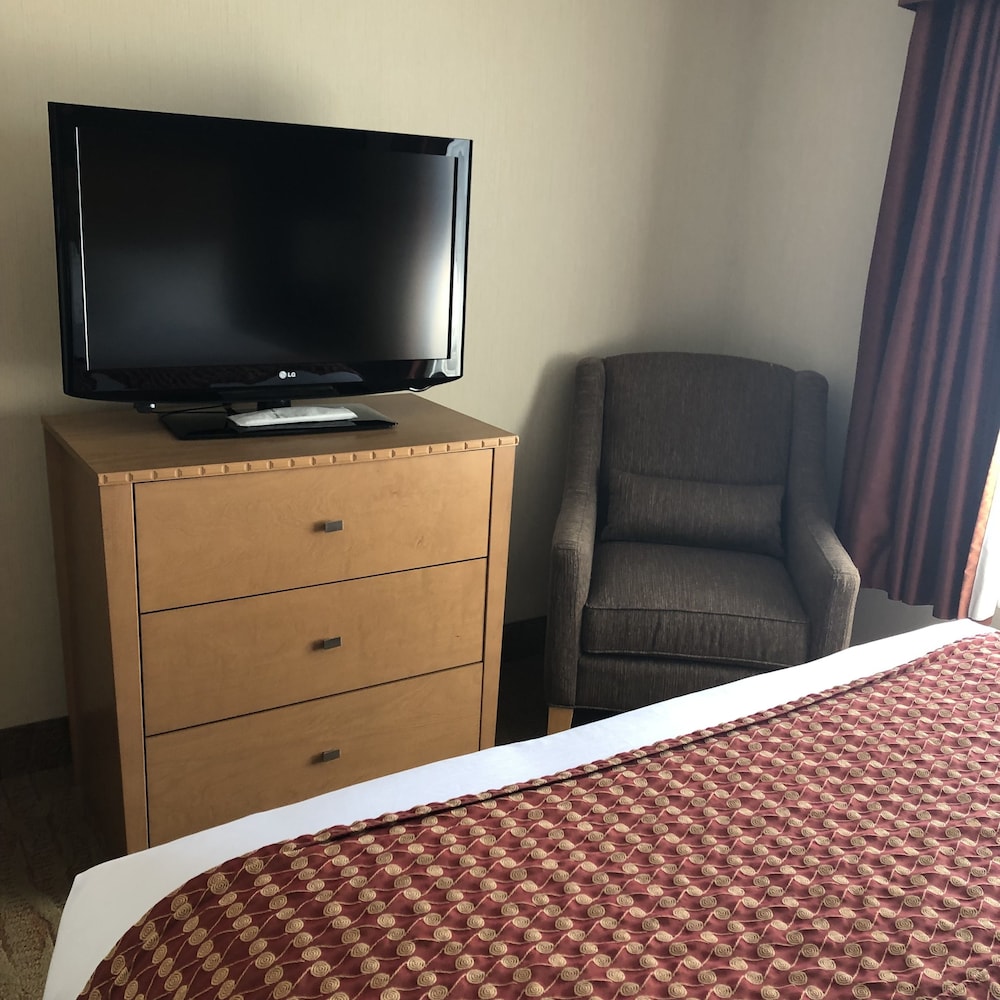 Suite, 1 Queen Bed, Non Smoking, Refrigerator & Microwave - Photo 3