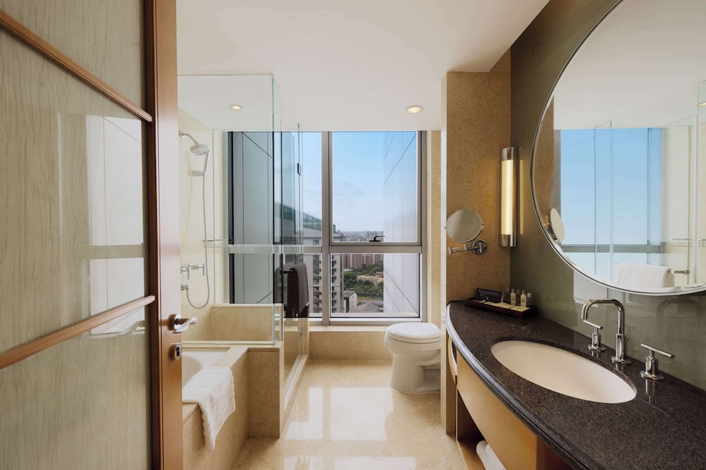 Executive Room, 1 King Bed, Club Lounge Access - Photo 9