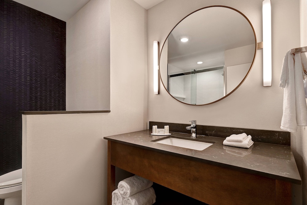 Room, 2 Queen Beds (Mobility/Hearing Accessible, Tub) - Photo 4