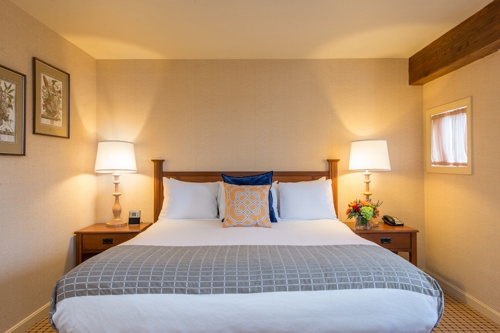 Deluxe Room, 1 King Bed - Photo 2