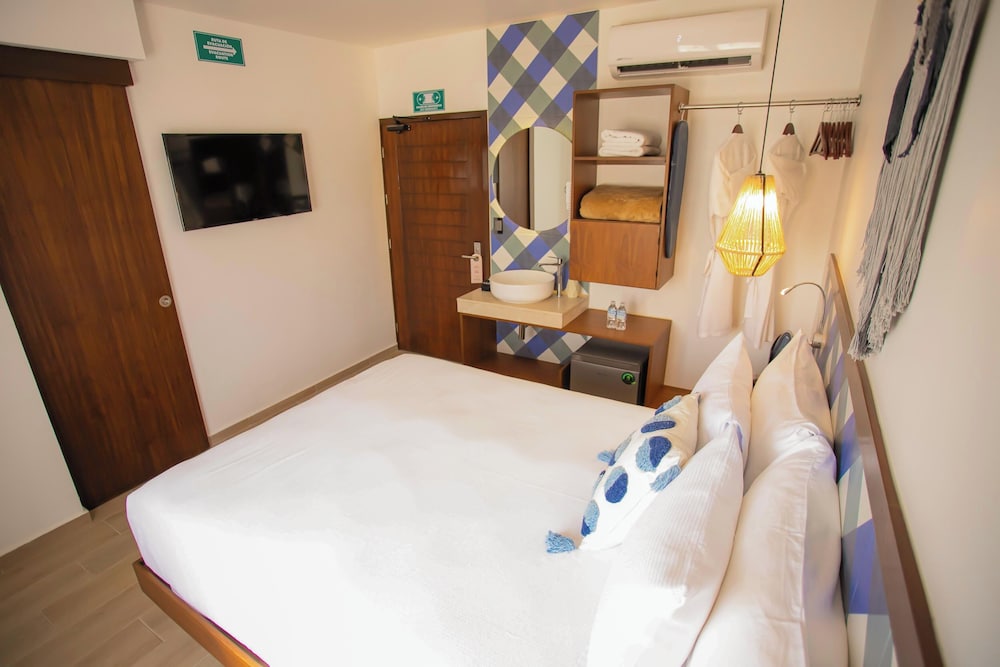 Superior Room, 1 Queen Bed, Refrigerator - Photo 17