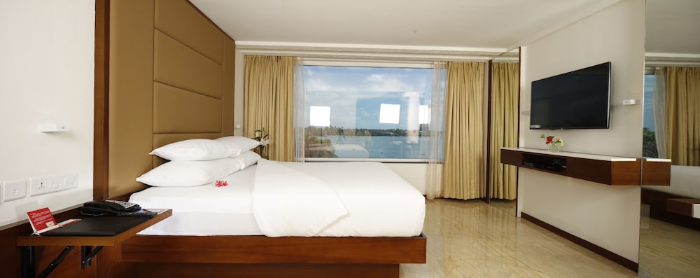 Luxury Room, 1 King Bed, Non Smoking, Lake View - Photo 1