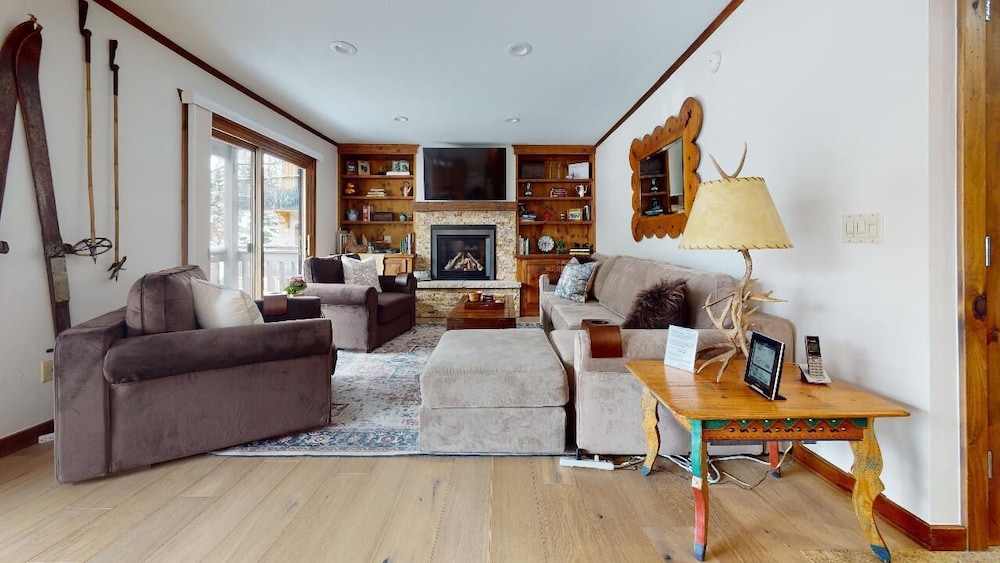 Deluxe Apartment, 3 Bedrooms, Fireplace, Mountain View