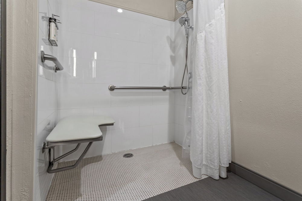 Standard Room, 1 King Bed, Accessible (Mobil Tran Shwr) photo 2