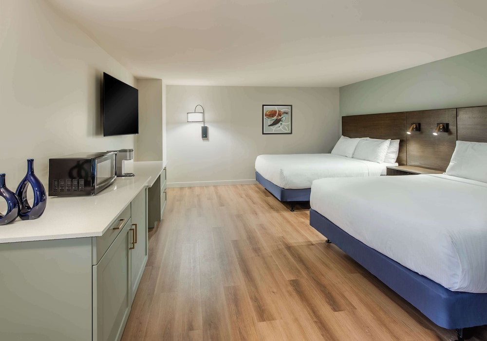 Suite, 2 Queen Beds, Accessible (Mobility & Hearing, Roll-In Shower)