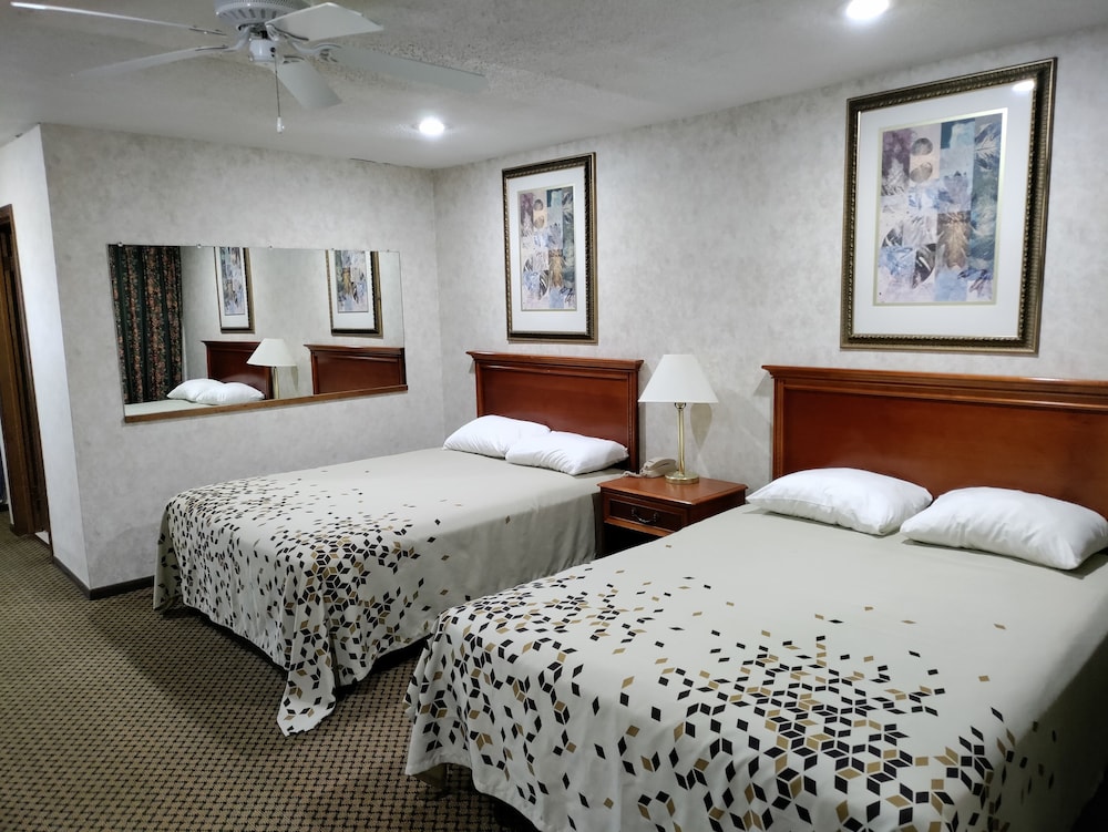 Standard Room, 2 Queen Beds, Poolside