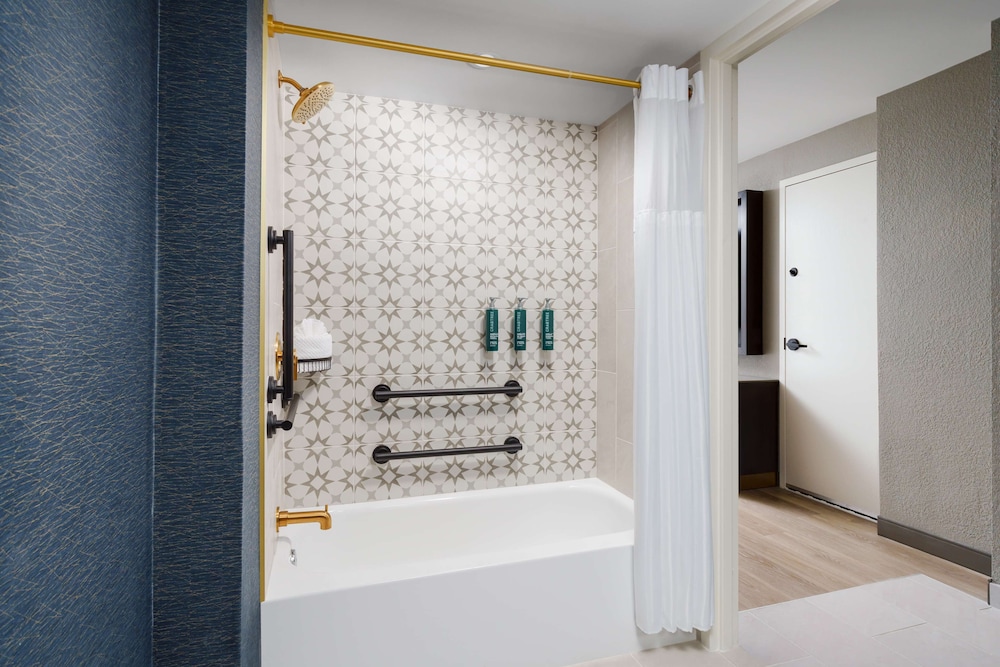 Room, 2 Queen Beds, Accessible, Bathtub - Photo 6