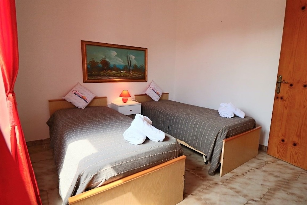 House, 2 Bedrooms photo 1