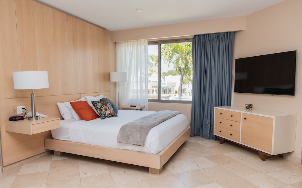 Room, 1 King Bed, Kitchenette, Pool View (Sofa Bed) - Photo 3