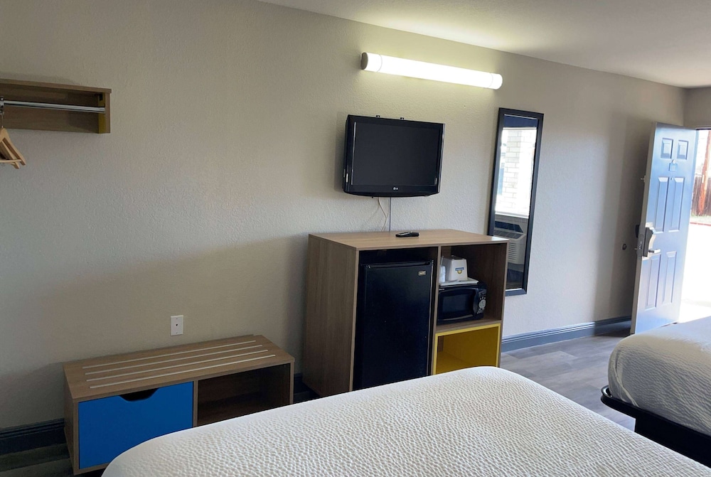 Standard Room, 2 Queen Beds - Photo 1