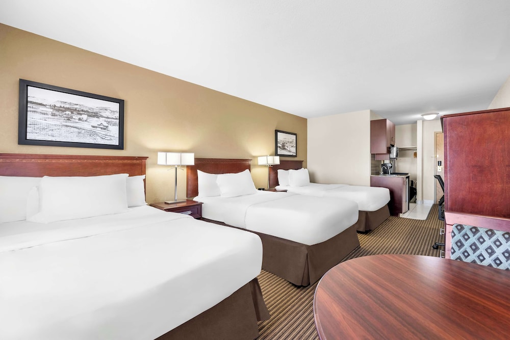 Standard Room, Multiple Beds, Non Smoking, Refrigerator & Microwave photo 2