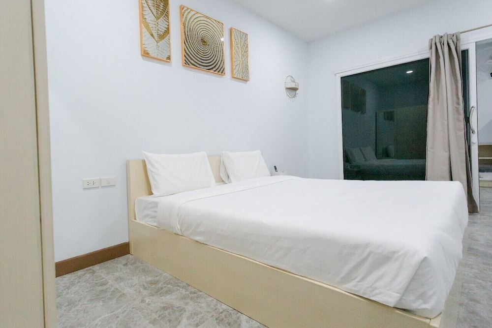 Classic Apartment, 2 Bedrooms, Balcony photo 2