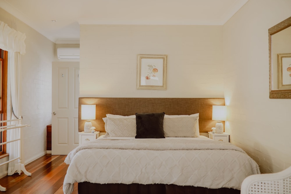 Superior Studio, 1 King Bed, Garden View photo 1