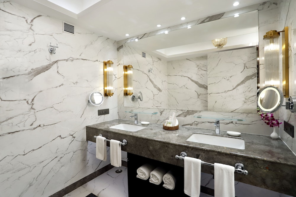 Luxury Suite - Photo 3